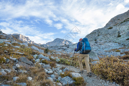 美丽的高山上背包客图片