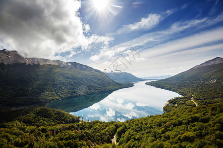 巴塔哥尼亚美丽的山脉景观南美洲阿根廷的山湖高清图片