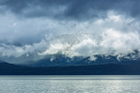 智利海洋海岸上空剧烈的风暴云背景图片
