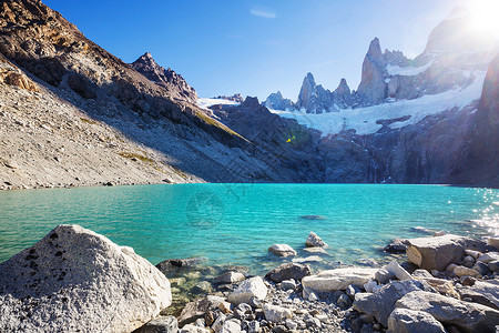 著名的塞罗菲茨罗伊阿根廷巴塔哥尼亚最美丽最难的岩石峰之图片