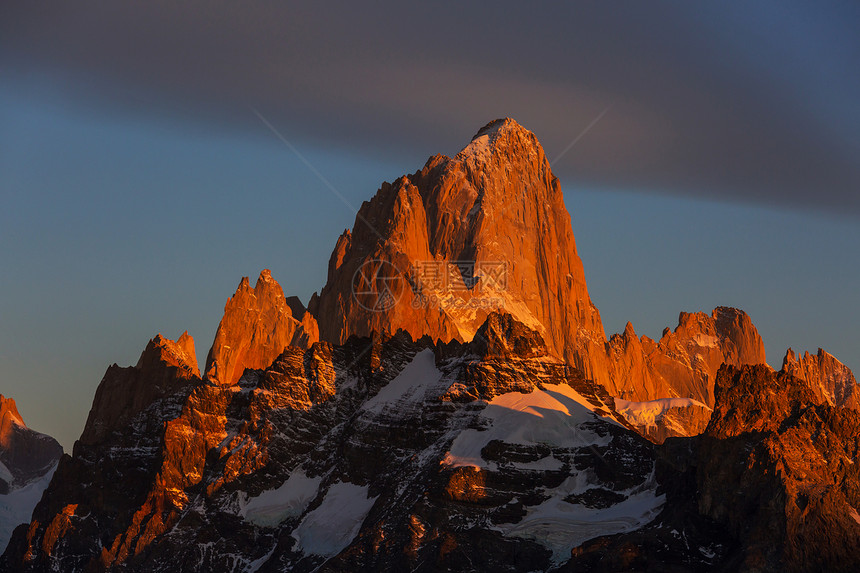 著名的塞罗菲茨罗伊阿根廷巴塔哥尼亚最美丽的岩石峰之图片