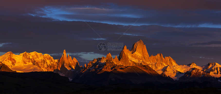 著名的塞罗菲茨罗伊阿根廷巴塔哥尼亚最美丽最难口音的岩石峰之图片