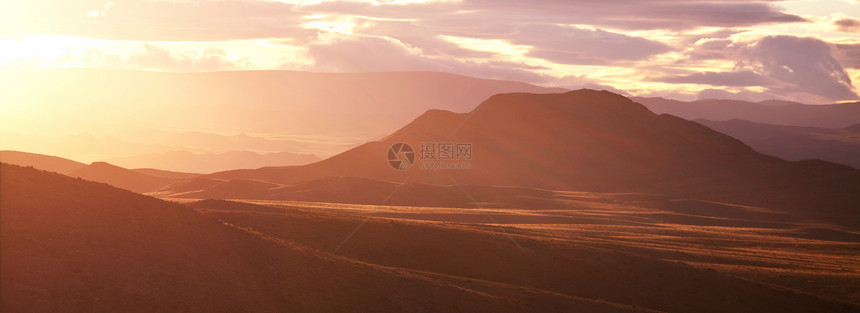 秋天山上风景如画的日落图片