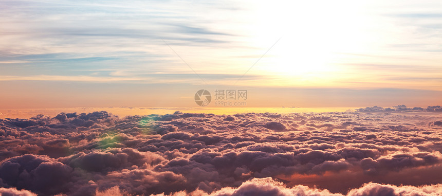 山中云层上方的美丽景色图片