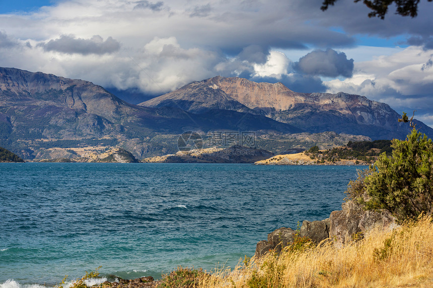 智利南部巴塔哥尼亚砾石路上美丽的山脉景观图片