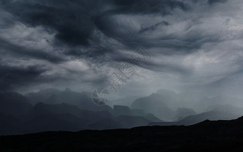 打雷天空山中的夏雨戏剧的云山的轮廓背景