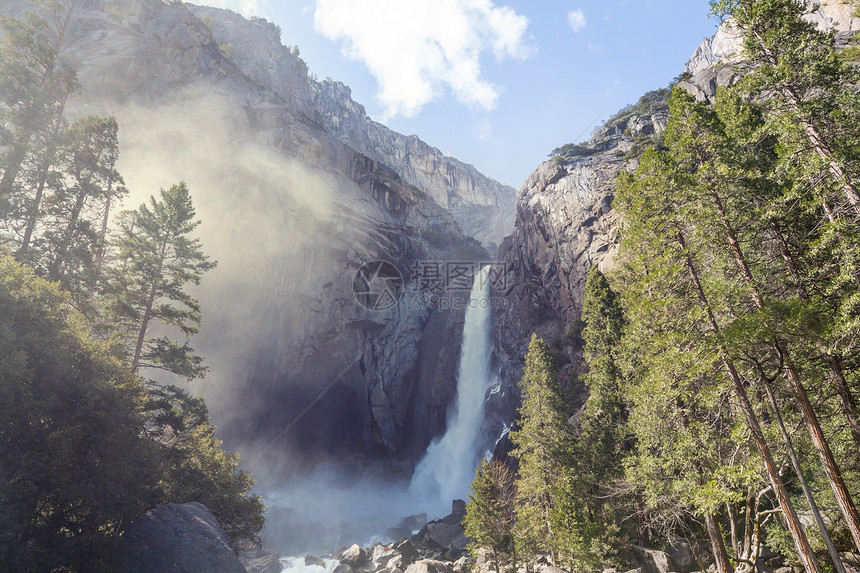 加州约塞米蒂公园的瀑布图片