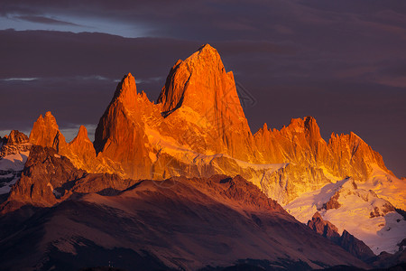 著名的塞罗菲茨罗伊阿根廷巴塔哥尼亚最美丽的岩石峰之背景图片