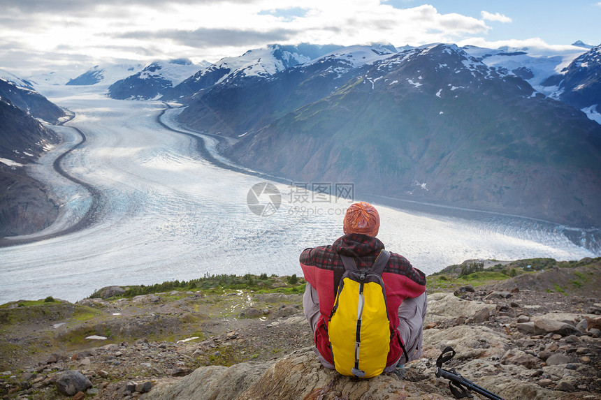 加大山区徒步旅行的人徒步旅行北美最受欢迎的娱乐活动有很多风景如画的小径图片