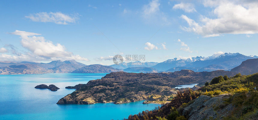 智利南部巴塔哥尼亚砾石路上美丽的山脉景观图片