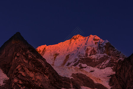 安斯山脉美丽的山脉景观科迪勒拉胡亚瓦什,秘鲁,南美洲背景