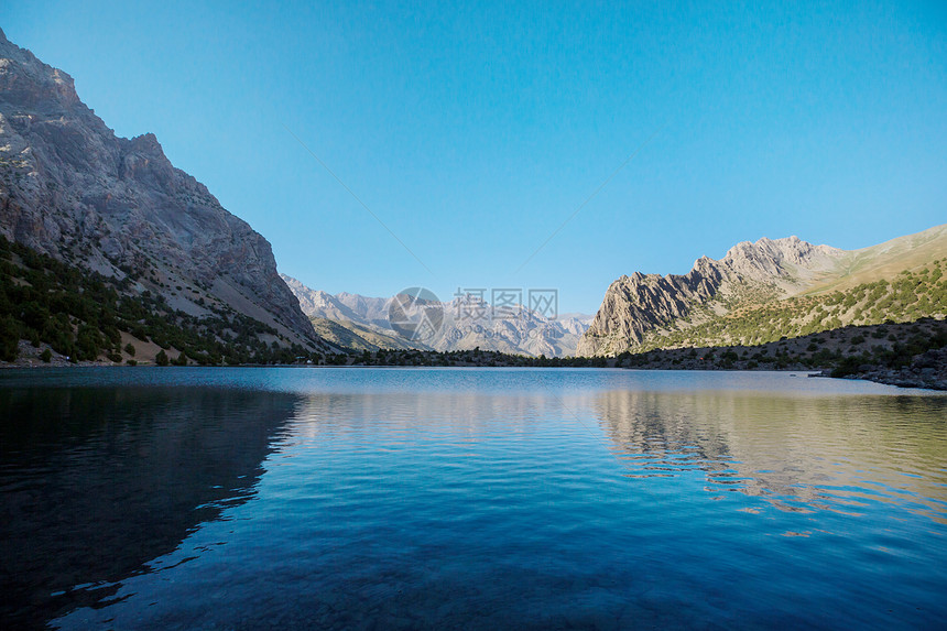 塔吉克斯坦范恩斯山帕米尔支美丽宁静的湖泊图片