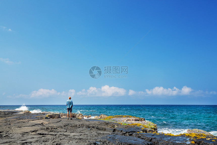 神奇的夏威夷海滩日落或日出时与冲浪者起海洋中波动波浪与温暖的日落颜色美国瓦胡海滩图片