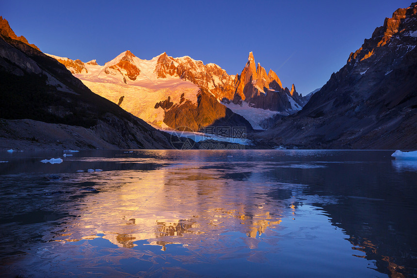 阿根廷巴塔哥尼亚山脉著名的美丽山峰塞罗托雷南美洲美丽的山脉景观图片