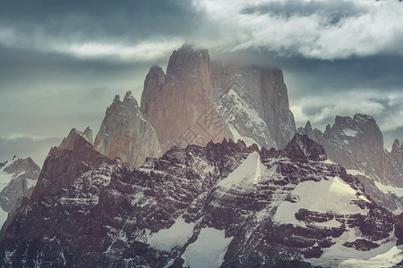 著名的塞罗菲茨罗伊阿根廷巴塔哥尼亚最美丽最难口音的岩石峰之图片