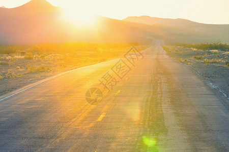 山上风景优美的道路旅行背景老式过滤器图片