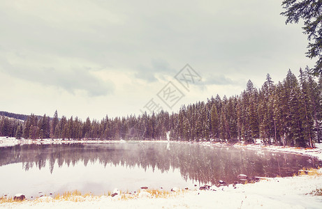 松林湖雪山上的初冬背景