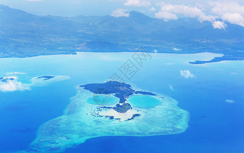 热带岛屿飞行的飞机上俯瞰上面看风景图片