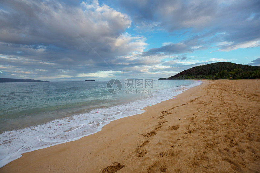 神奇的夏威夷海滩日落或日出时与冲浪者起海洋中波动波浪与温暖的日落颜色美国瓦胡海滩图片