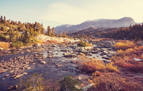 美国怀俄明州的风力山脉徒步旅行秋天的季节背景图片
