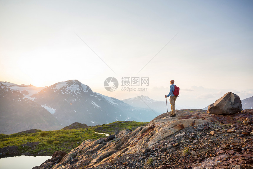 加大山区徒步旅行的人徒步旅行北美最受欢迎的娱乐活动有很多风景如画的小径图片