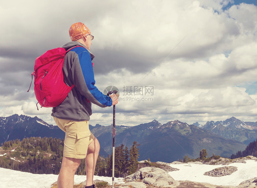 背包客夏天的山上远足图片