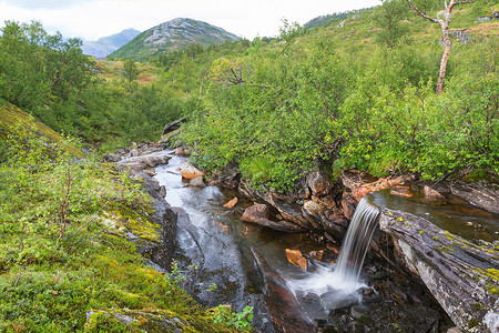 夏季挪威的小瀑布高清图片