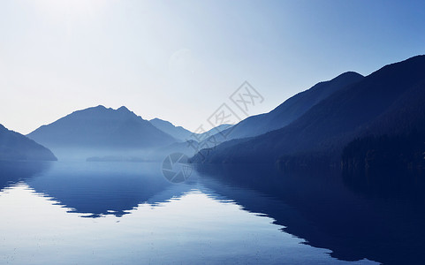 宁静的湖泊夏季的山区美丽的自然景观图片