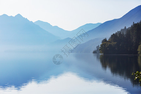 冰碛岩宁静的湖泊夏季的山区美丽的自然景观背景