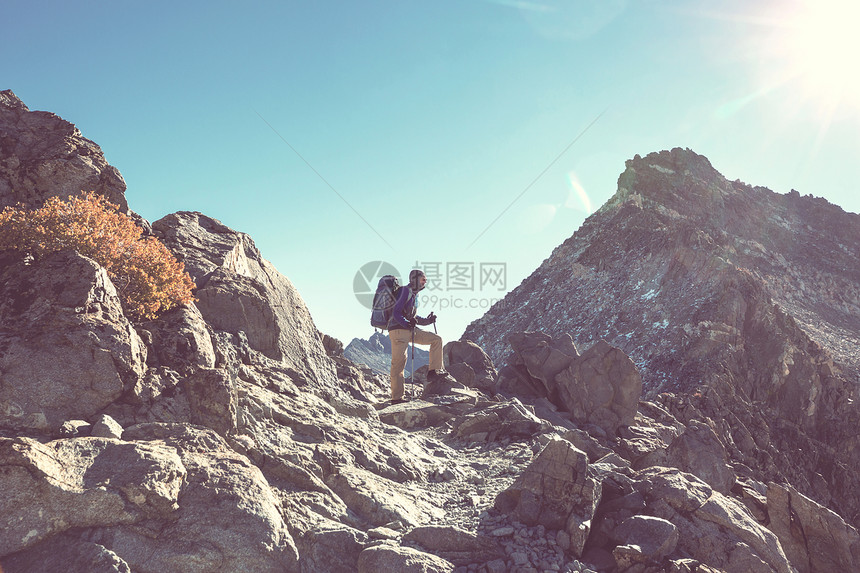 背包客夏天的山上远足图片