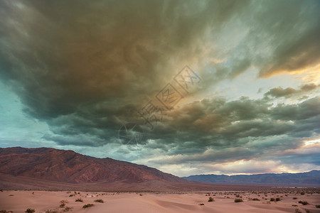 加州死亡谷公园的干燥荒芜景观图片