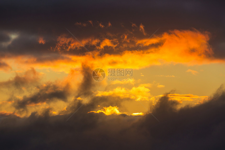 日落时寻常的风暴云适合背景图片