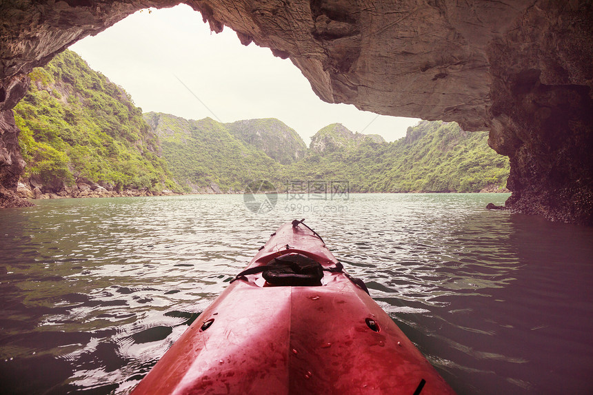 独木舟探索洞穴哈龙湾,越南图片