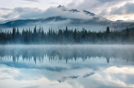 水鼓舞宁静美丽的湖和早晨的山脉背景