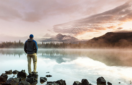 人呼吸徒步旅行者宁静的山湖放松背景