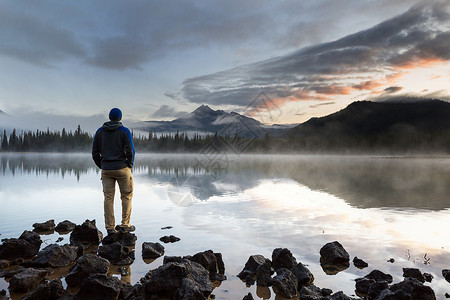 人呼吸徒步旅行者宁静的山湖放松背景
