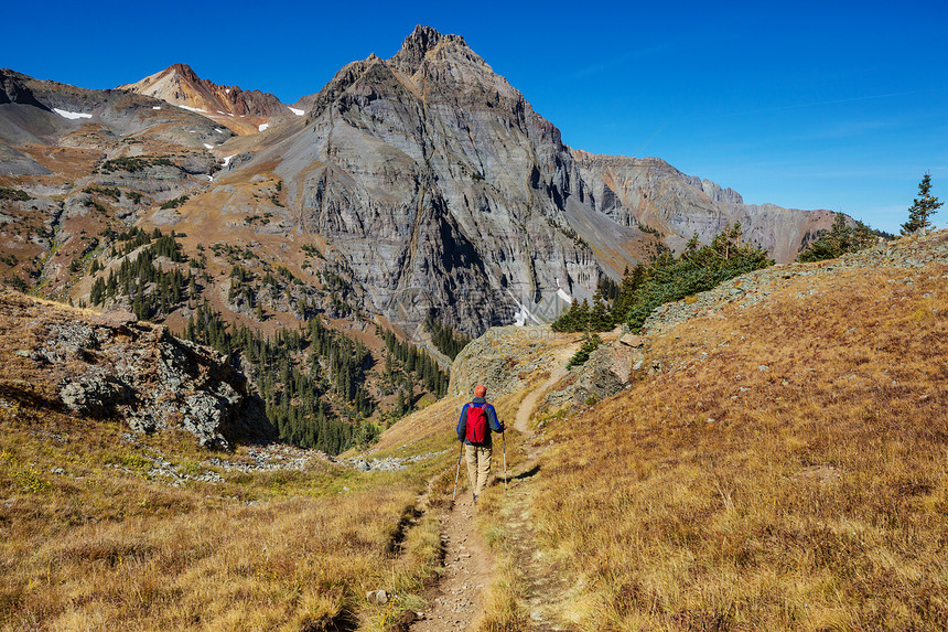 背包客秋天的山上徒步旅行图片