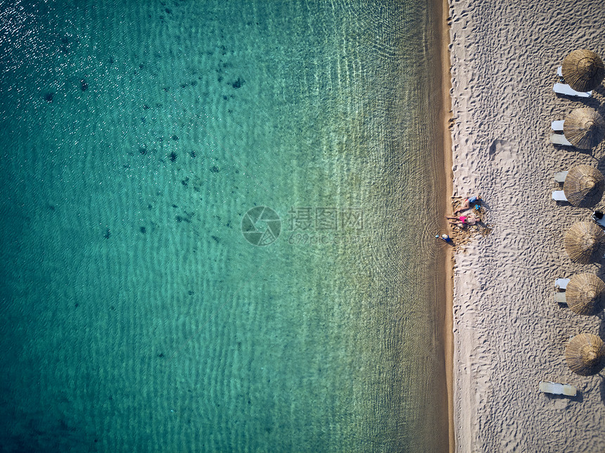 美丽的海滩与家庭顶部鸟瞰无人机拍摄,西索尼亚,希腊图片