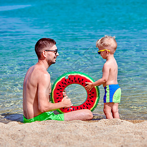 两岁的蹒跚学步的男孩父亲海滩上背景图片