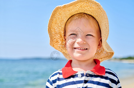 两岁的蹒跚学步的男孩海滩上背景图片