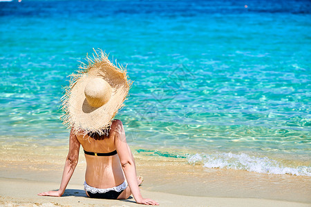 希腊西索尼亚海滩比基尼的女人高清图片