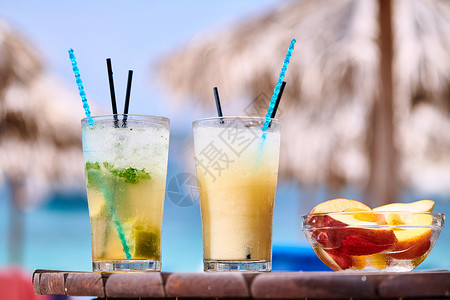 希腊西索尼亚热带海滩两杯鸡尾酒背景
