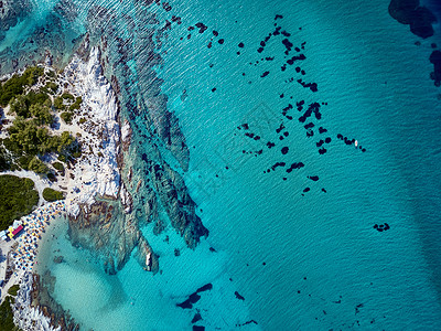 美丽的海滩岩石海岸线顶部鸟瞰无人机拍摄,西索尼亚,希腊背景图片