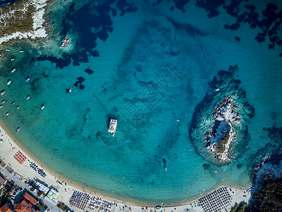 美丽的海滩顶部鸟瞰无人机拍摄,西索尼亚,希腊高清图片