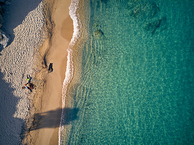美丽的海滩与家庭顶部鸟瞰无人机拍摄,西索尼亚,希腊背景图片