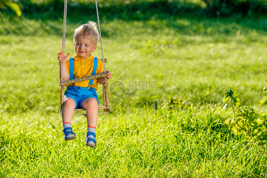 幼儿户外摆动的肖像农村场景与岁的男孩秋千健康的学龄前儿童暑期活动孩子外玩图片