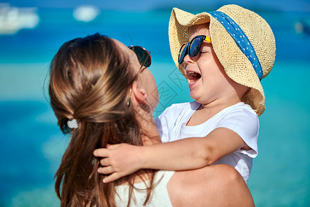 三岁的蹒跚学步的男孩海滩上拥抱他的母亲马尔代夫的暑假家庭假期图片