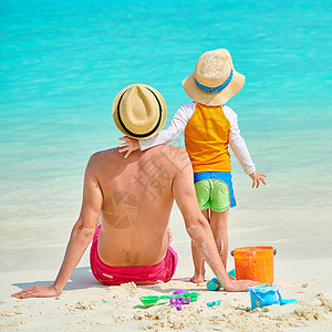 三岁的蹒跚学步的男孩父亲海滩上马尔代夫的暑假家庭假期图片