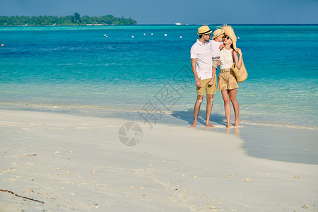 热带短裤海滩上的家人,三岁男孩的轻夫妇马尔代夫的暑假背景