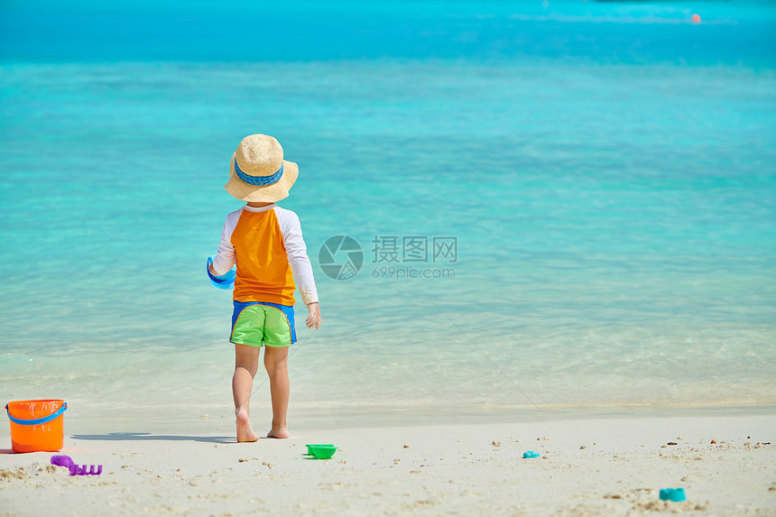 三岁的蹒跚学步的男孩海滩上玩海滩玩具马尔代夫的暑假家庭假期图片